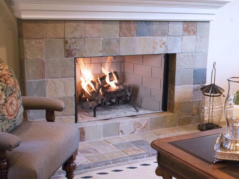 Kominek z otwartym paleniskiem; źródło: https://superiorfireplaces.us.com/