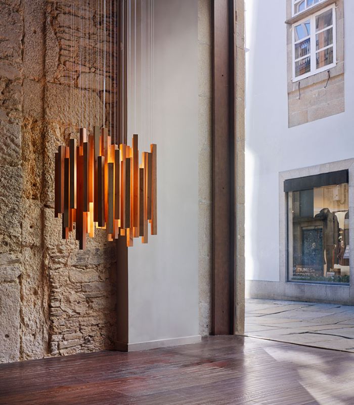 Drewniana lampa wisząca; źródło: https://www.a-emotionallight.com/