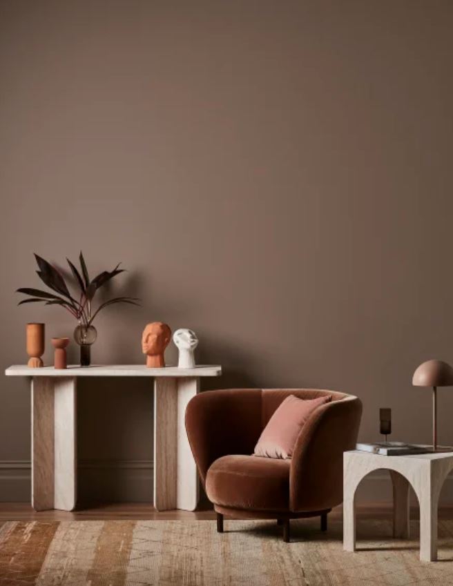  Brązowa ściana; źródło: https://www.dulux.com.au/