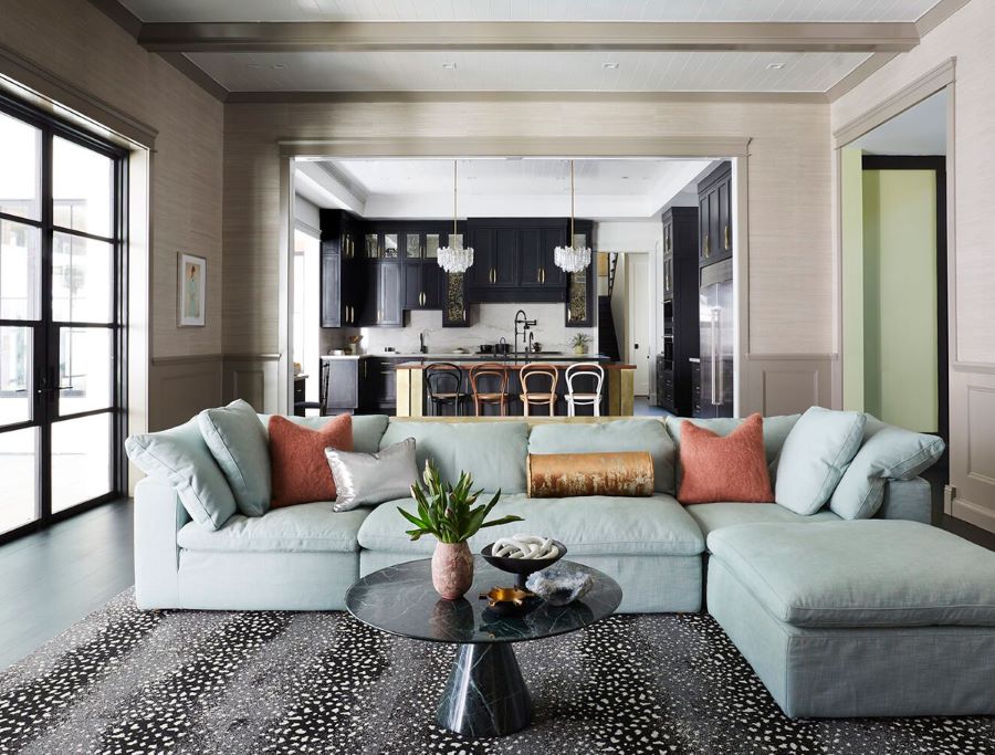 Elegancki salon z eklektycznym stylu; źródło: https://www.blacklacquerdesign.com/